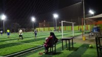 Jugando de noche en la Cancha Sintética Los Mellizos en Puente Piedra. Lima